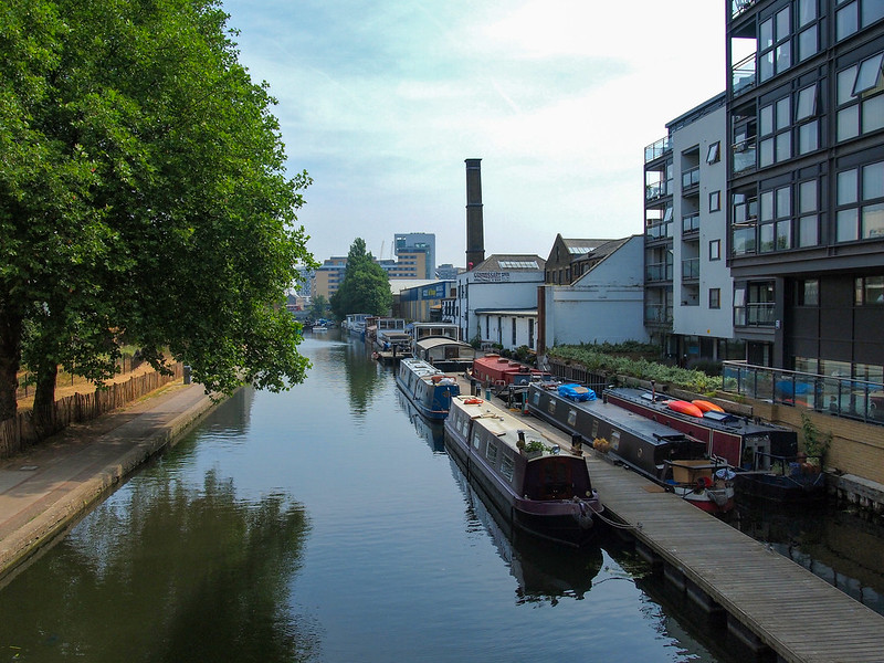 Прогуляйтесь (или покатайтесь на велосипеде), чтобы увидеть различные плавучие дома и более тихую часть Лондона