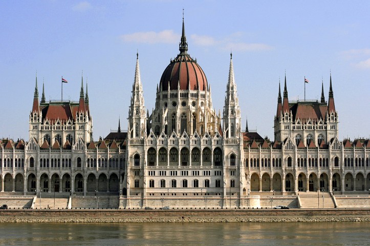На стороне реки «Пешт» у вас есть здание венгерского парламента - построенное в 1885 году, оно является постоянным местом пребывания Национального собрания и вечером залито атмосферным светом