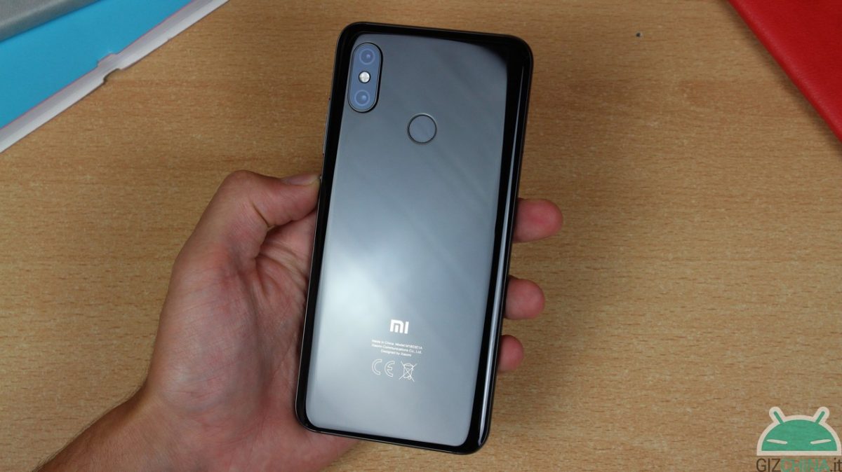 Za nami znajduje się tylna okładka ze szkła z dyskretną obróbką oleofobową, a rama obwodowa jest wykonana z aluminium Pomimo użytych materiałów i dużych wymiarów, telefon pozostaje w dłoni i nie wydaje się być śliski, jak na przykład jeden Xiaomi Mi MIX 2S Nie jest to jednak bardzo wygodny smartfon do użytku jedną ręką, ponieważ ma wymiary 154,9 74,8 x 7,6 mm przy wadze 175 g