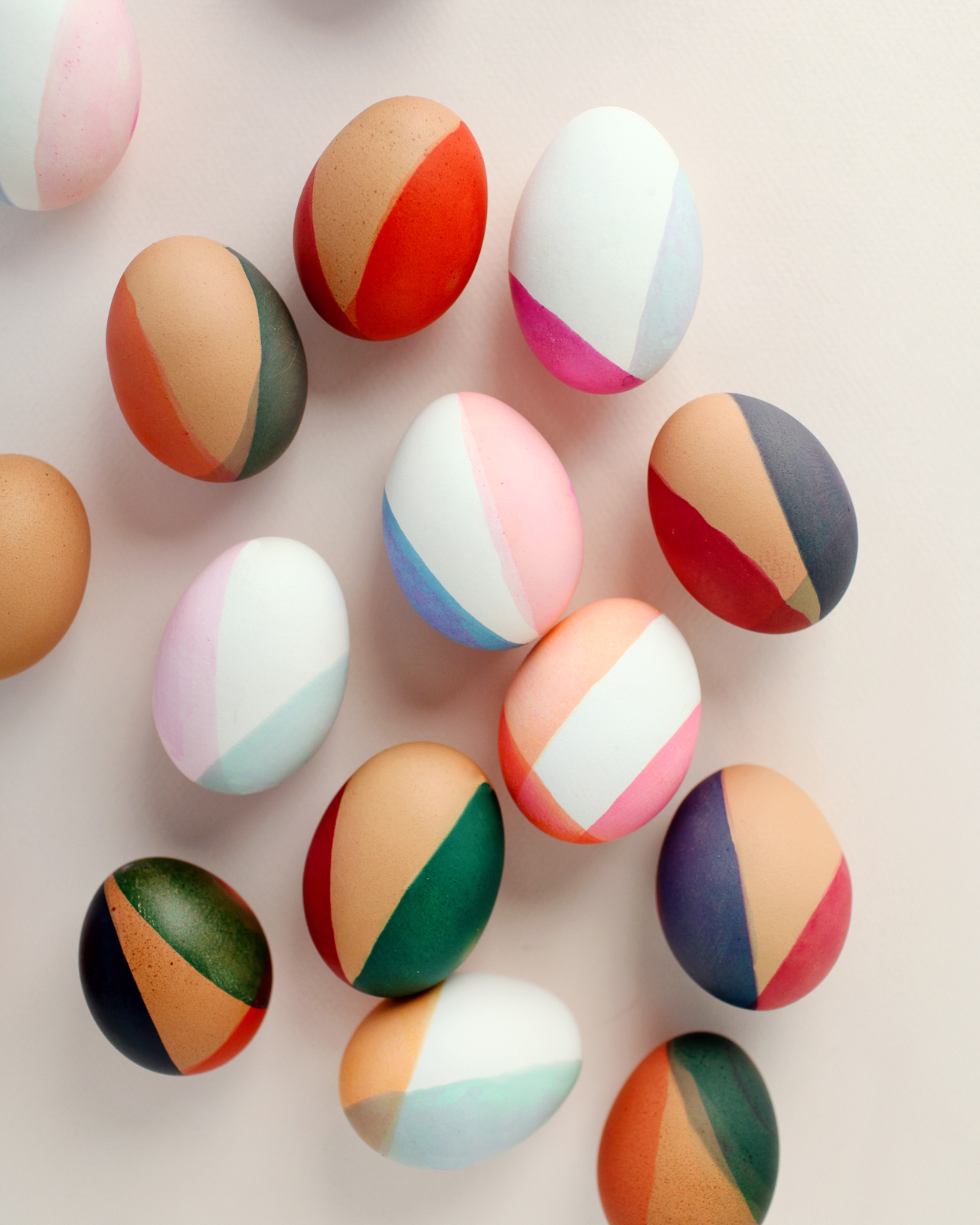 Я знал, что эти цветовые сочетания будут красивым и неожиданным применением на пасхальных яйцах, особенно с современной обработкой красителем с блокировкой цвета