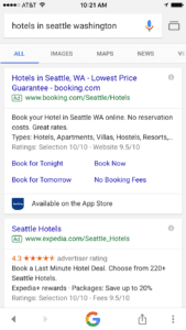 Такой же широкий поиск (отели в Сиэтле, штат Вашингтон) выглядит так на мобильном телефоне (iPhone):