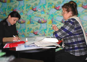 Tamara Khodurskaya (z lewej), dyrektor centrum informacyjno-edukacyjnego „LASPI”, bada materiały do ​​analizy księgowej